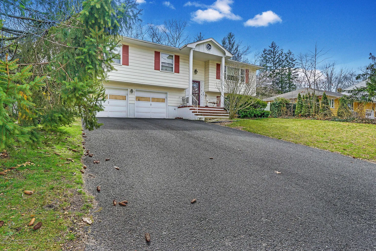 724 Valley Dr photo 1