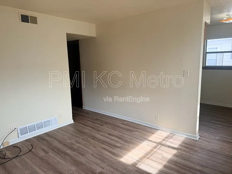102 E Sunrise Dr — Photo 2