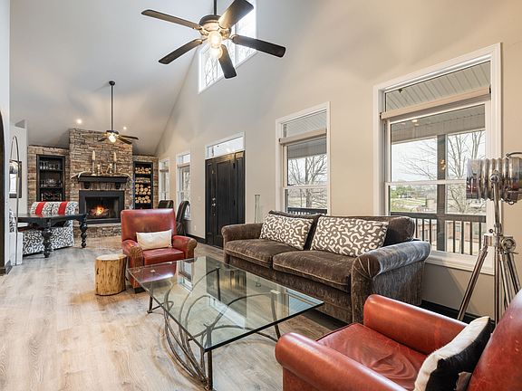 12th image of 442 Lakeview Cir