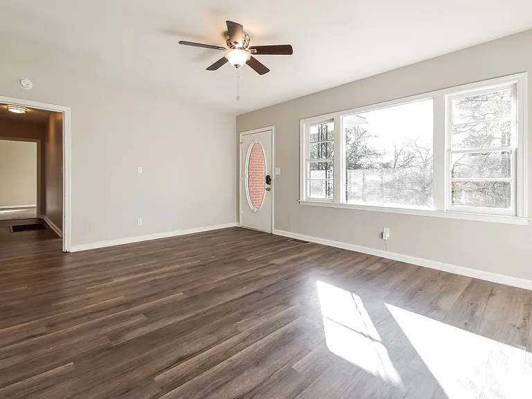 1038362_017_living_room_13470348.jpg