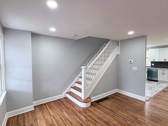 4th image of 1124 E Stafford St