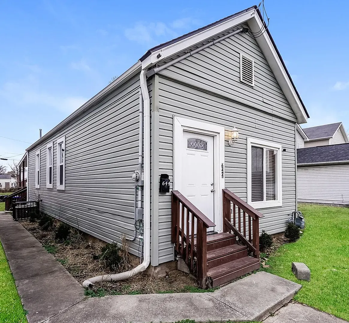 Updated & Renovated 3 Bedroom Cottage Leasing Special Move In By 9/1/2026 And October Rent Is Free! — Photo 1
