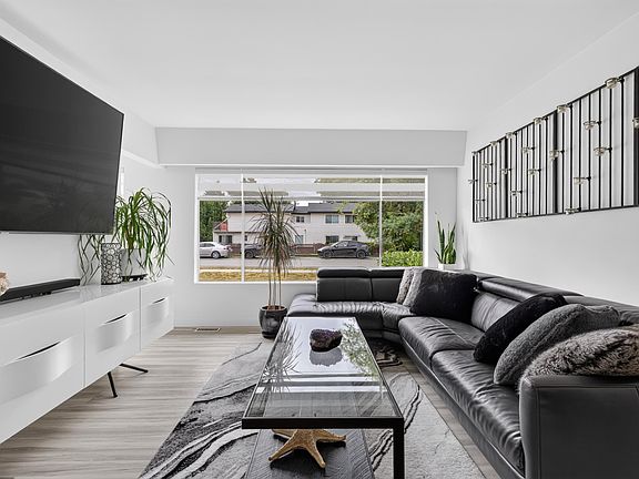 5th image of 2141 Fraser Ave
