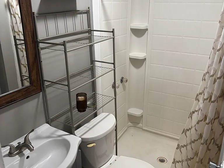 437 Leeds Ave — Photo 13