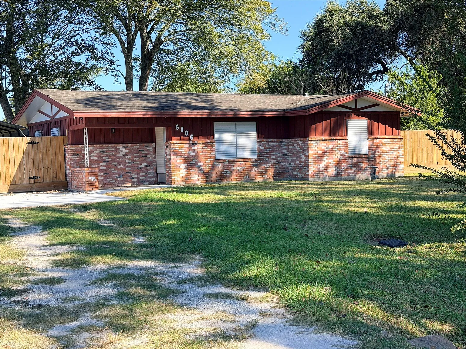 3 bed, 1.5 bath, 994 sqft, $1,425 — Photo 1