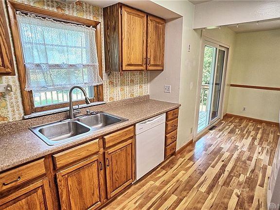 2nd image of 3951 Planeview Ave