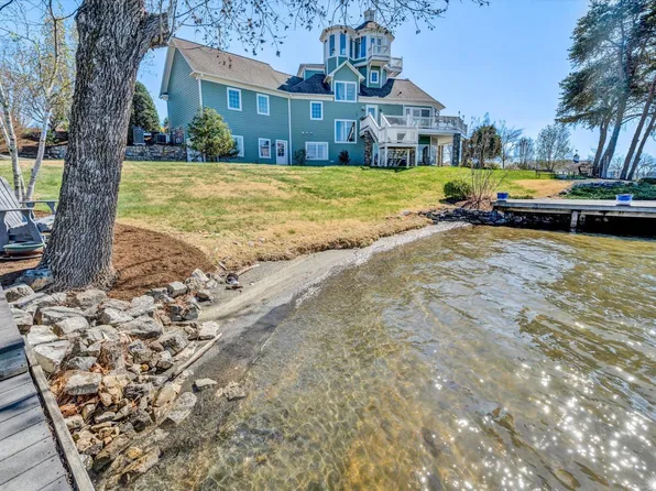 105 Cape Pointe Dr, Moneta, VA 24121