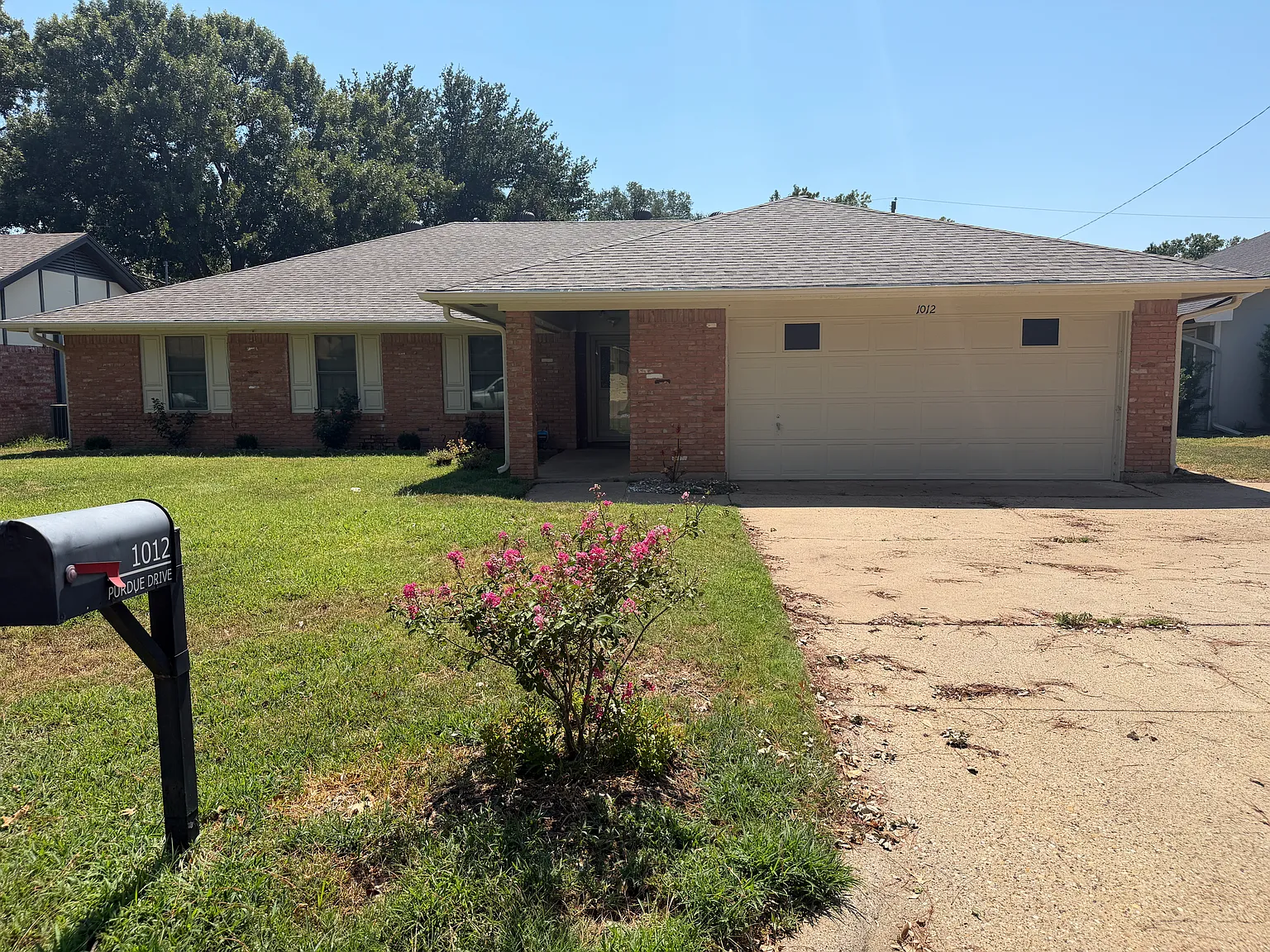 4 bed, 2046 sqft, $2,300 — Photo 3