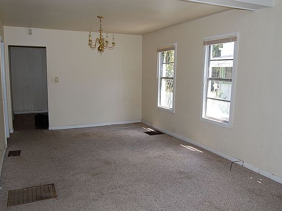 4th image of 924 E Giddens Ave
