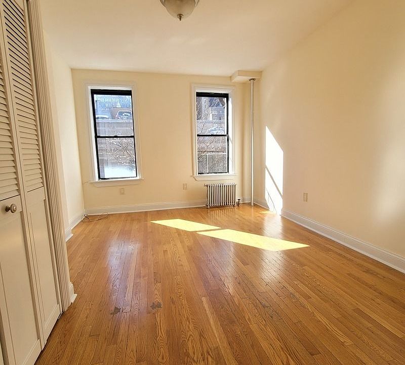 2nd image of 339 W 44th St APT 4FE
