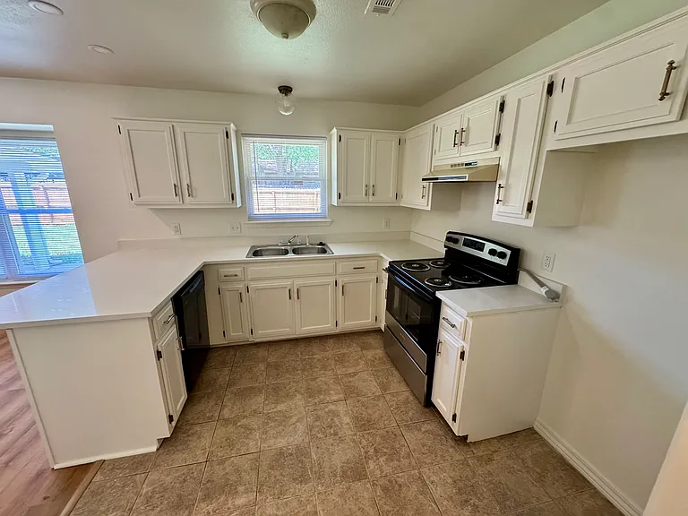 1484 E Cortland St — Photo 8