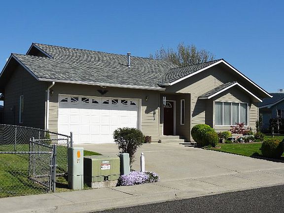 2nd image of 811 SE Tamarack St