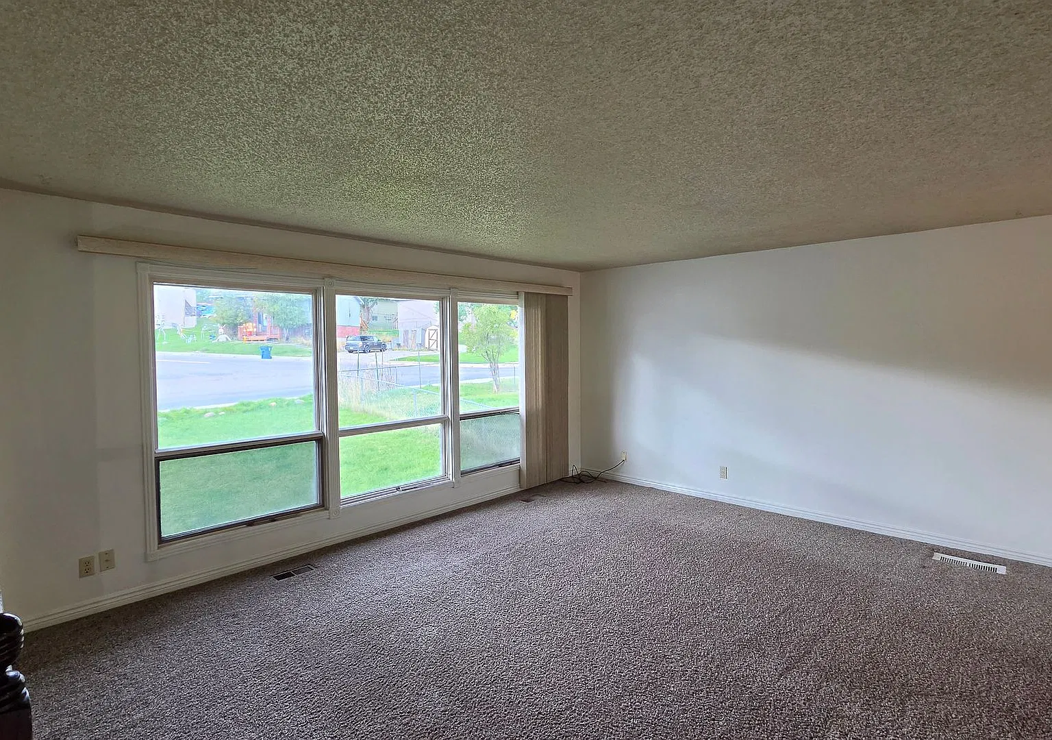 Large Four Bedroom House with Double garage and Fenced Yard — Photo 4