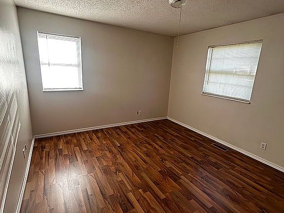 4th image of 210 Hillside Dr