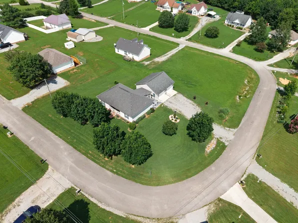 27 Ridgeline Dr, Fayetteville, TN 37334