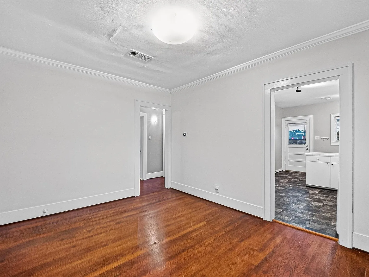 2 bed, 1.0 bath, 1350 sqft, $2,100 — Photo 2