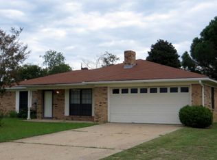 106 Oxford Rd, Palestine, TX 75803