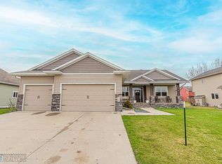 516 Hampton Dr W, Moorhead, MN 56560