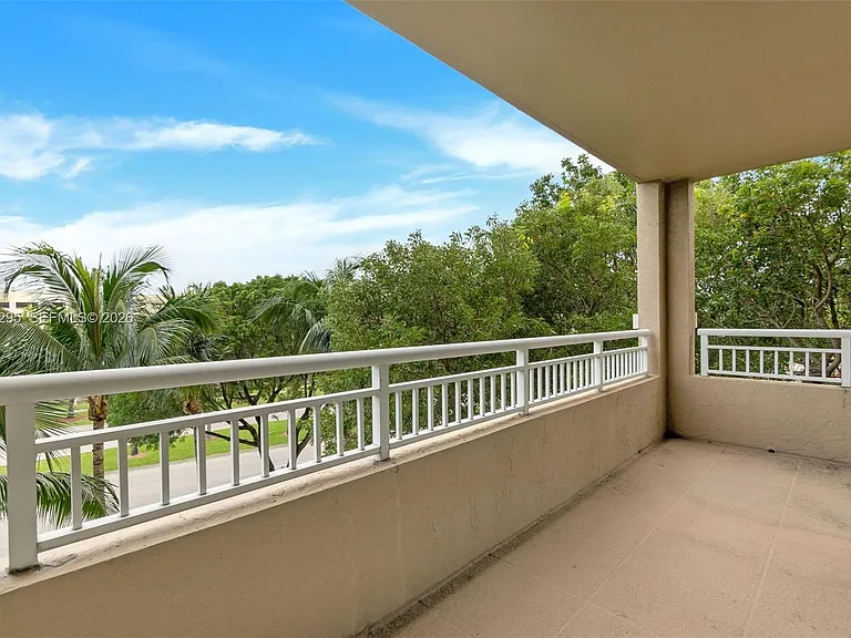 19501 W Country Club Dr #309 — Photo 1