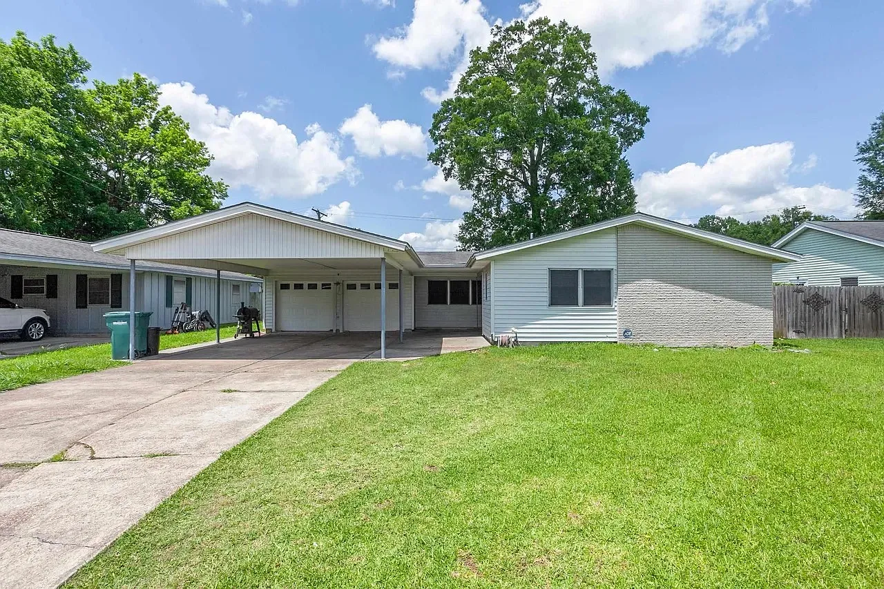 3 bed, 1.5 bath, 1338 sqft, $1,750 — Photo 1