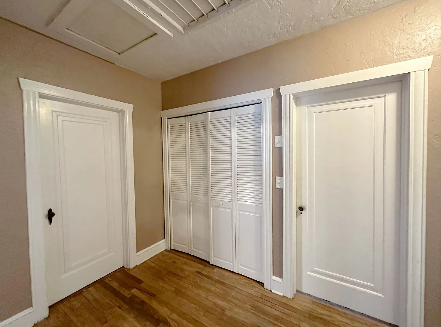 Renovated, 2 Bedroom, 1 Bathroom Apartment - Blocks From Campus — Photo 4