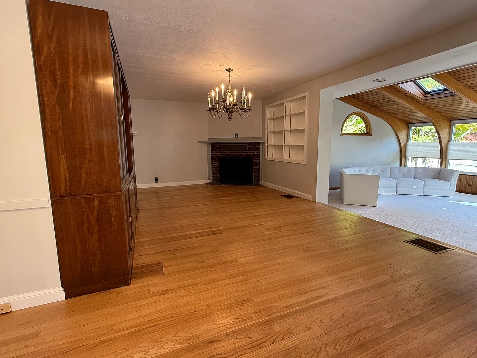 3 bed, 1.0 bath, 2050 sqft, $3,700 — Photo 3