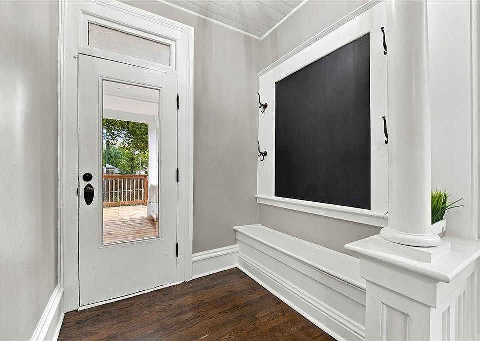 1st image of 720 W 7th St