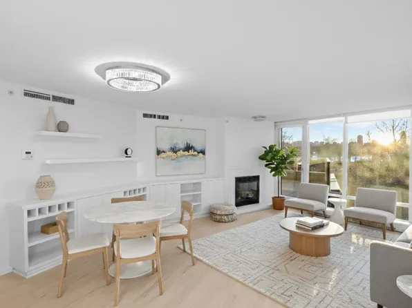 8 Smithe Mews #305, Vancouver, BC V6B 0A5