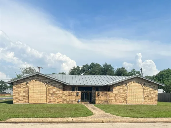 901 Calvert St, Hearne, TX 77859