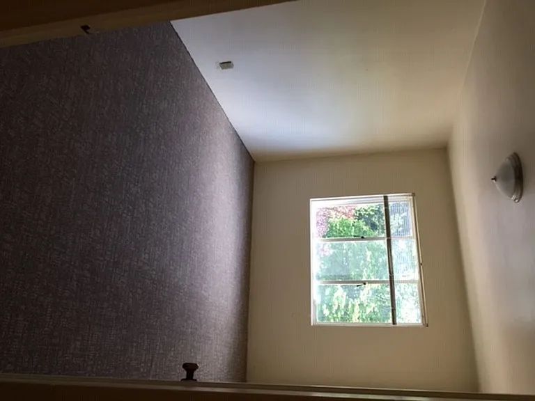 Eugene Manor Apartments — Photo 13