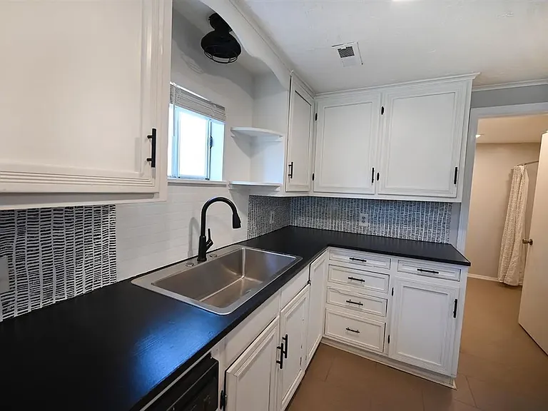 1401 S Lowry St — Photo 6