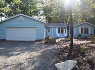 105 Rodeo Dr, Lords Valley, PA 18428