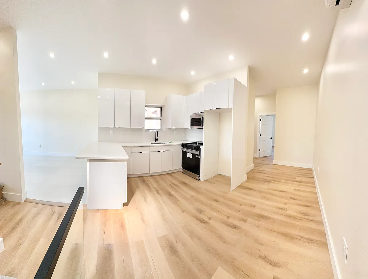 Building Photo - 2465 E 1st St #3Z