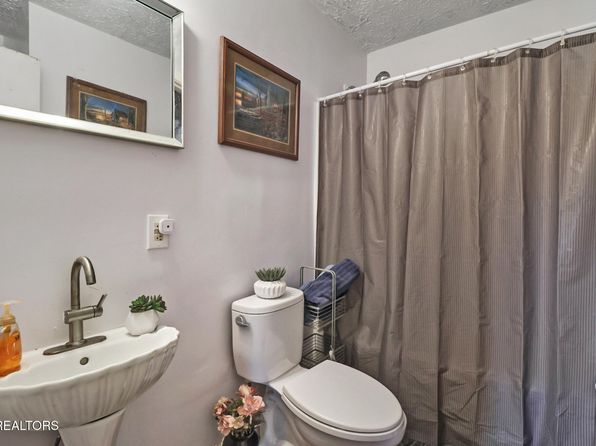 3225 W Wolf Valley Rd, Clinton, TN 37716