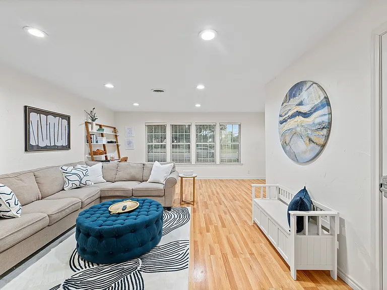 6806 Royal Ln — Photo 9