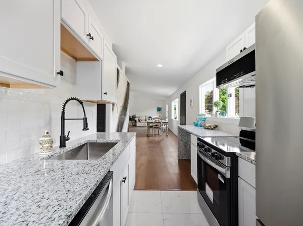 37 Sun Valley Rd, Holyoke, MA 01040