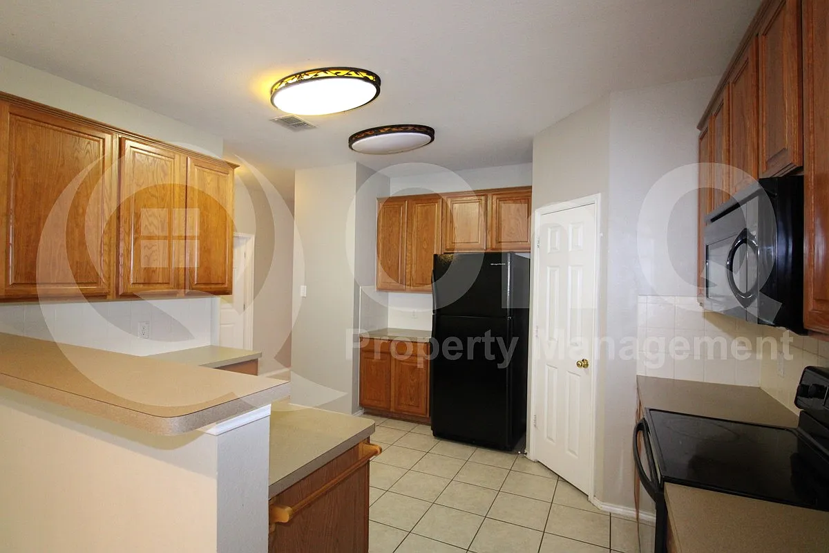 3 bed, 2.0 bath, 2186 sqft, $2,350 — Photo 3