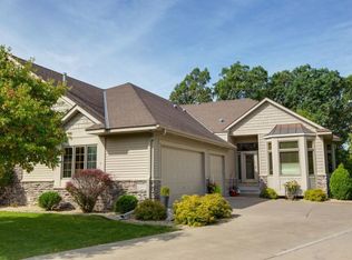 2207 Midland View Ct N, Roseville, MN 55113