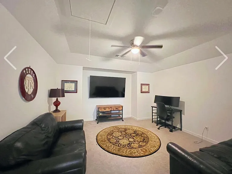 2410 Doncaster Dr — Photo 12
