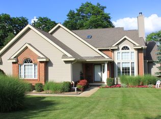 1097 Ravensview Trl, Milford, MI 48381