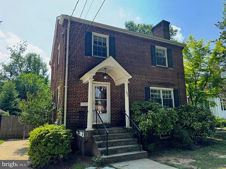 204 S Irving St — Photo 3
