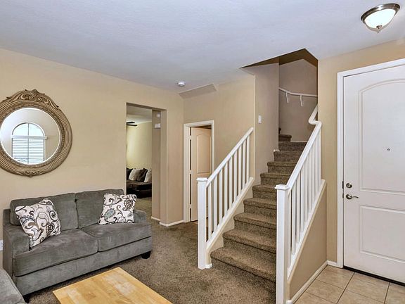 1807 N 77th Dr-large-003-18-Living Room-