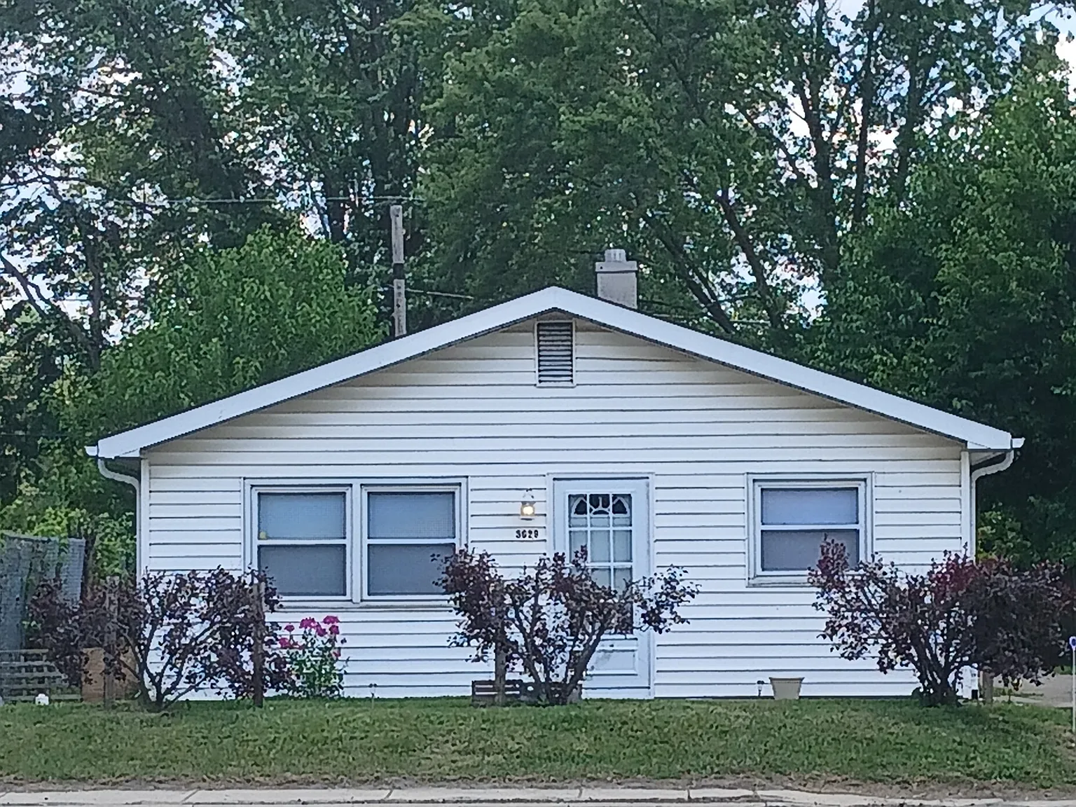 3 bed, 1.0 bath, 1040 sqft, $1,750 — Photo 1