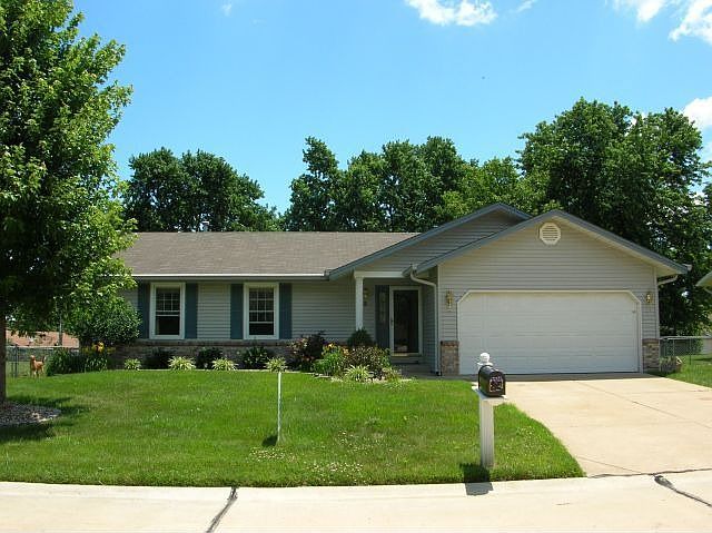 Brick/Vinyl exterior