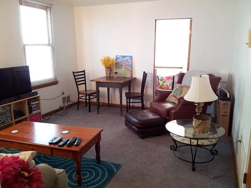 Living room - 5517 Claybourne St #2
