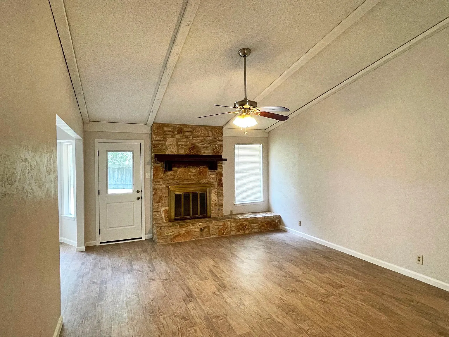 3 bed, 2.0 bath, 1216 sqft, $1,998 — Photo 1
