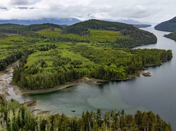 Dl1833 Cracroft Is, West Cracroft Island, BC V0N