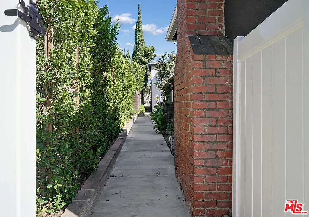 2 bed, 2.0 bath, 800 sqft, $4,100 — Photo 2