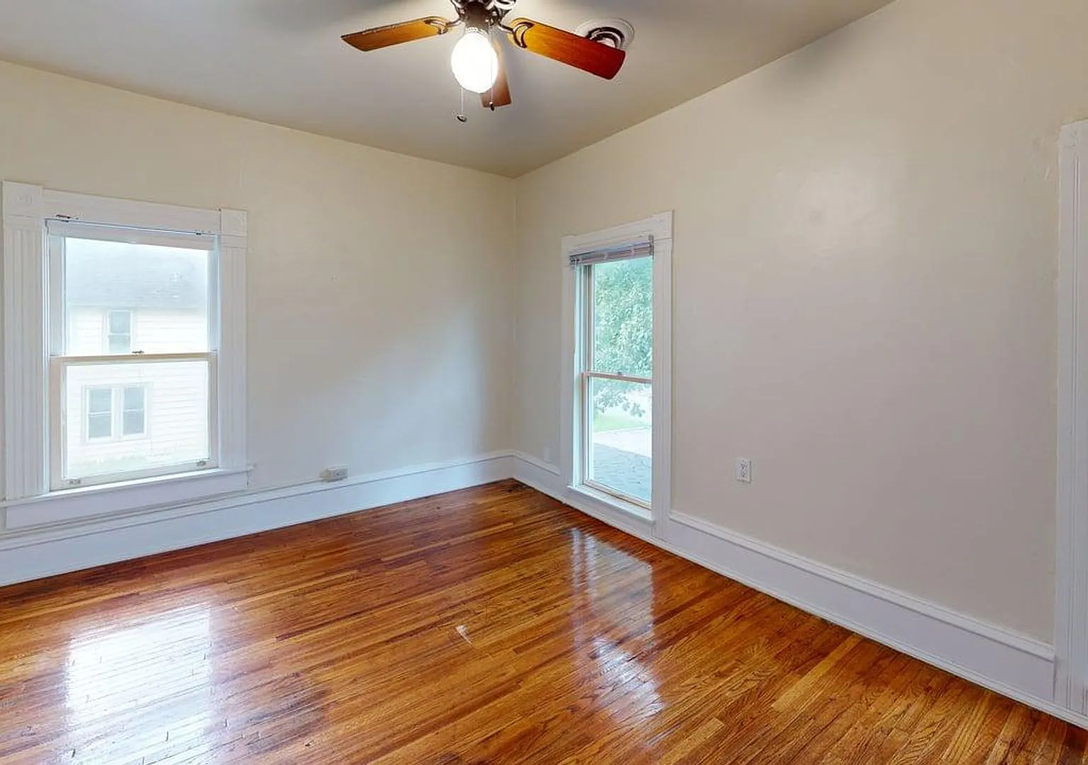 Cute, Clean, Convenient 2 Bedroom Unit in Downtown Ames — Photo 2