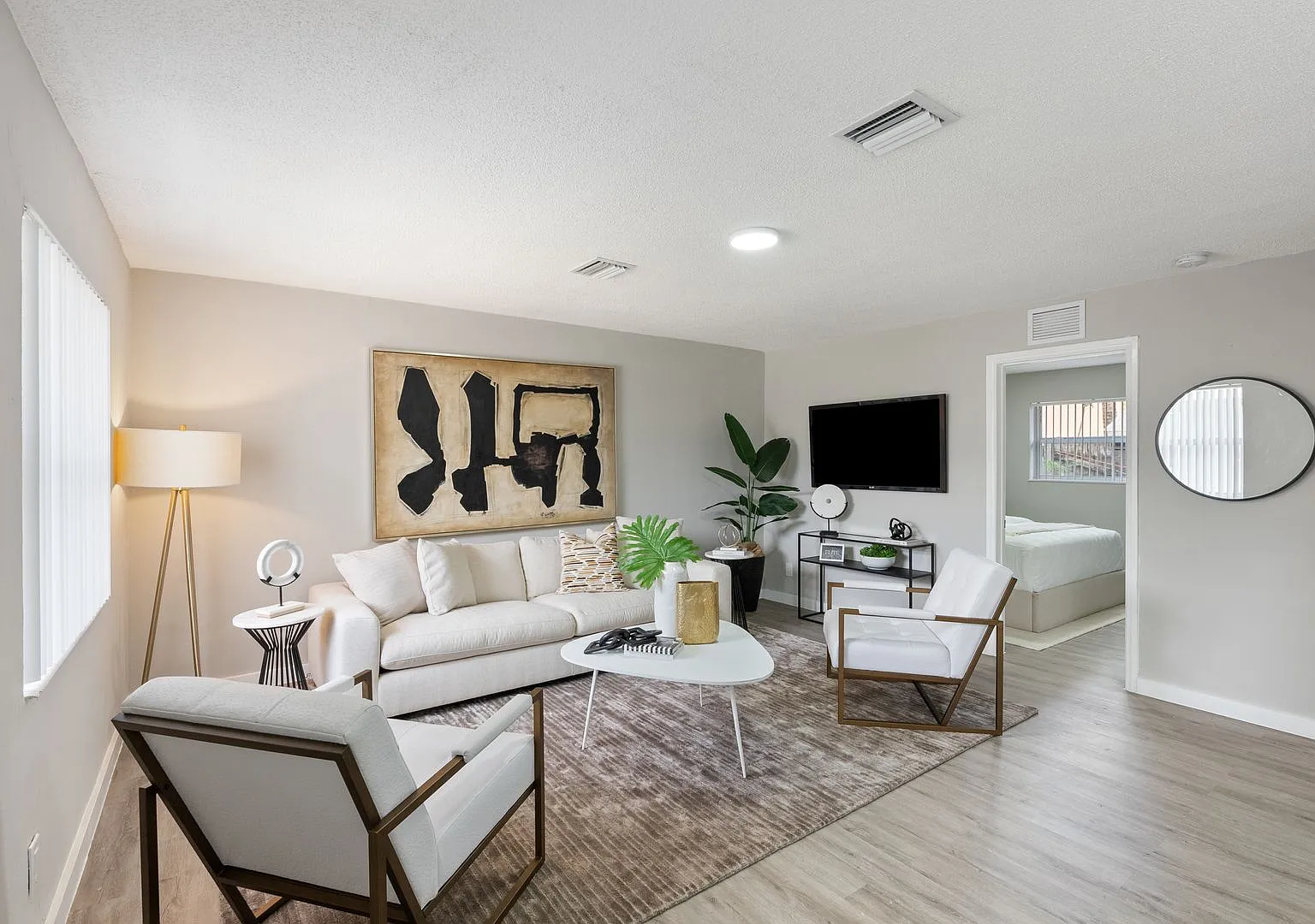 !Renovated! * 2bed/1bath Apartment - Croissant Park! — Photo 3